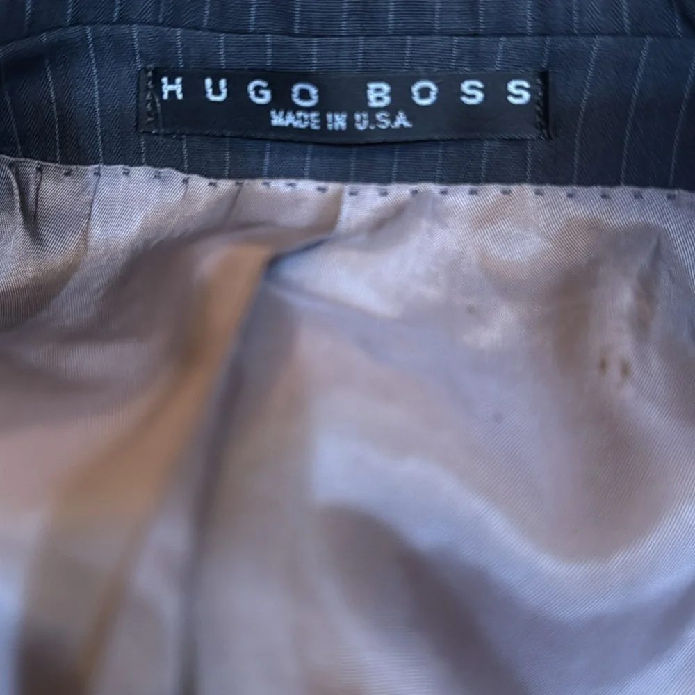 Hugo boss, Men's Pinstripe blazer wool poly blend 85/15‎ has 42 L see photos